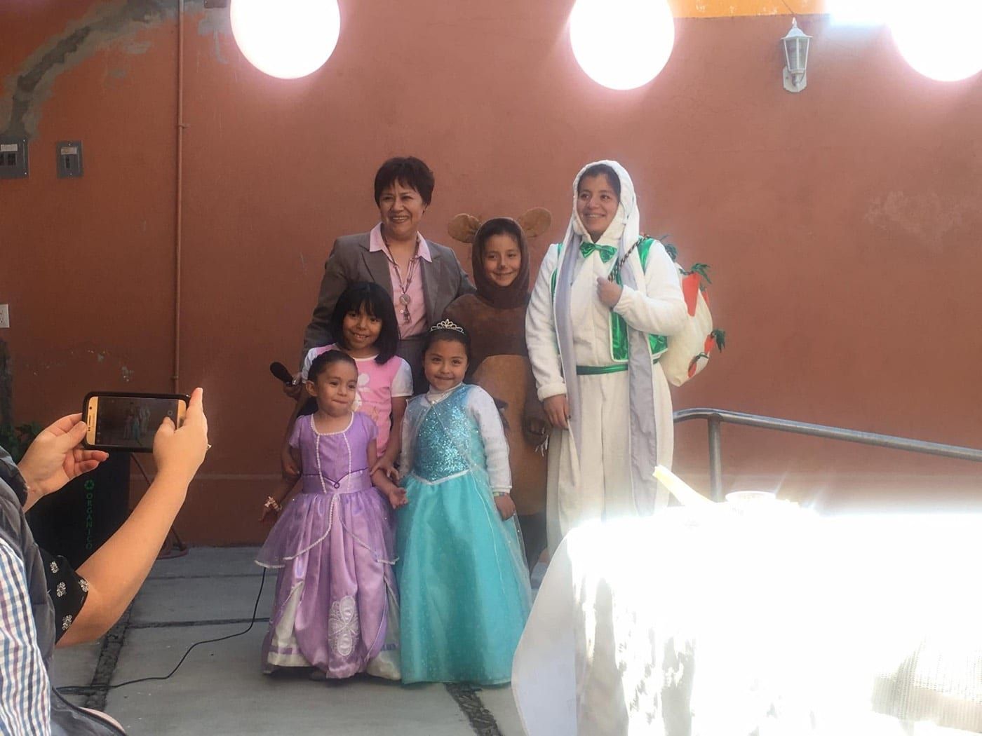 La mamá de Julio con sus libros