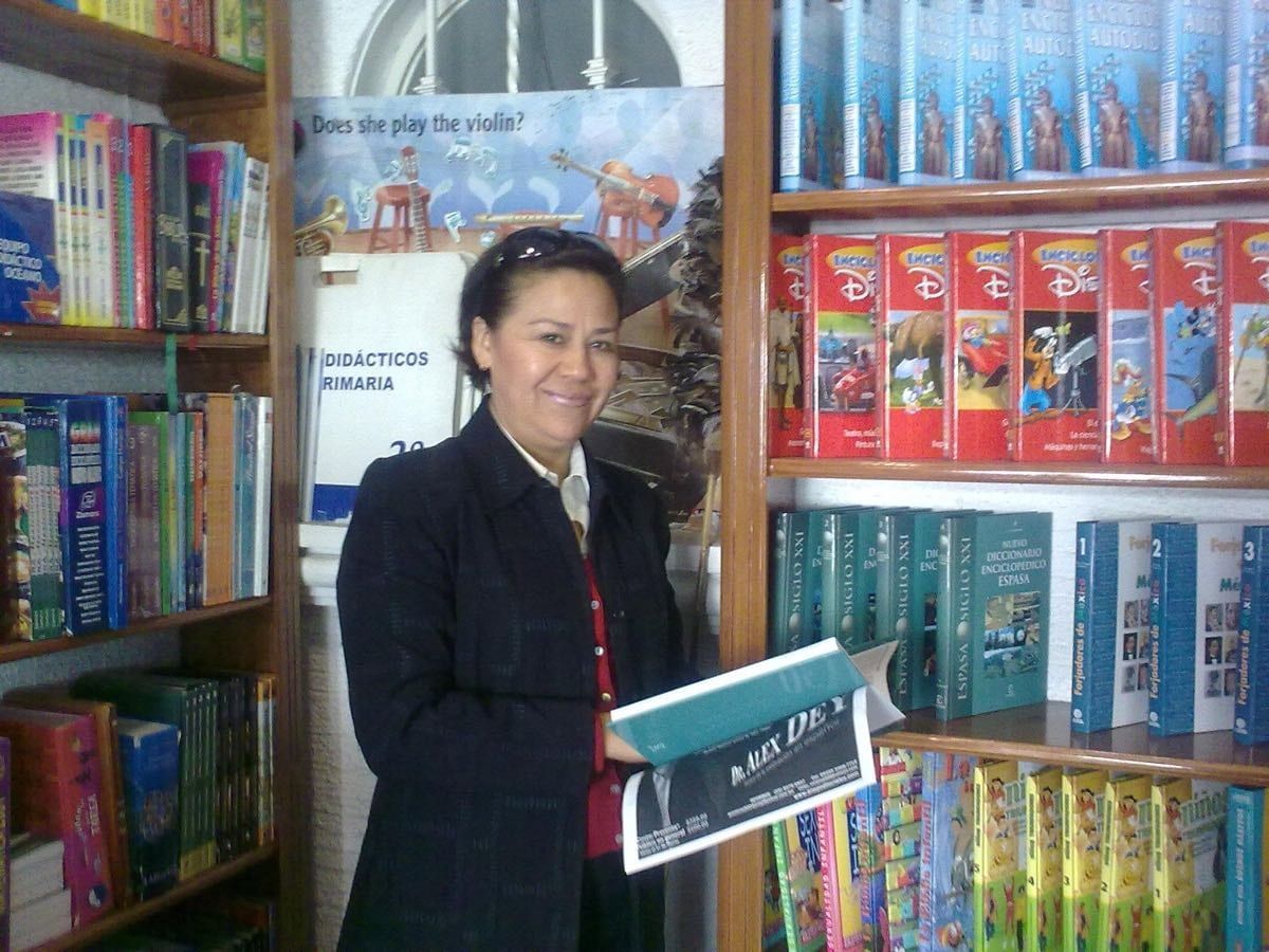 La mamá de Julio vendiendo libros